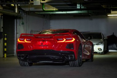 Güzel kırmızı Corvette yeraltı otoparkında
