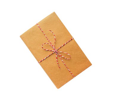 Yılbaşı kağıdı, kahverengi hediye kutusu izole edilmiş. Xmas ya da Yeni Yıl hediye kutusu beyaz arkaplanda.