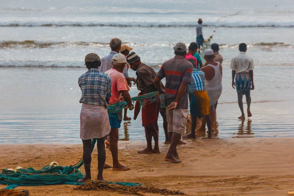 Pescadores Trabalhando Juntos Para Puxar Uma Rede Pesca — Fotografia de Stock