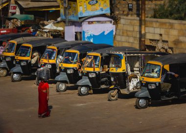 Hint Tuk Rickshaw Rajasthan 'a park etmiş.