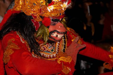 Geleneksel Bali sunumunda maskeli dansçı