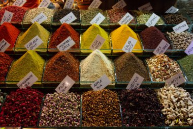 Istanbul'da kapalı çarşı üzerine baharat
