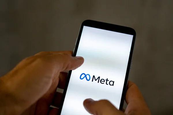 Kaliforniya, Birleşik Devletler. 28 Ekim 2021: Meta, Facebook marka yenileme kavramı. Meta logosu. Metastaza geçiş ve değişim