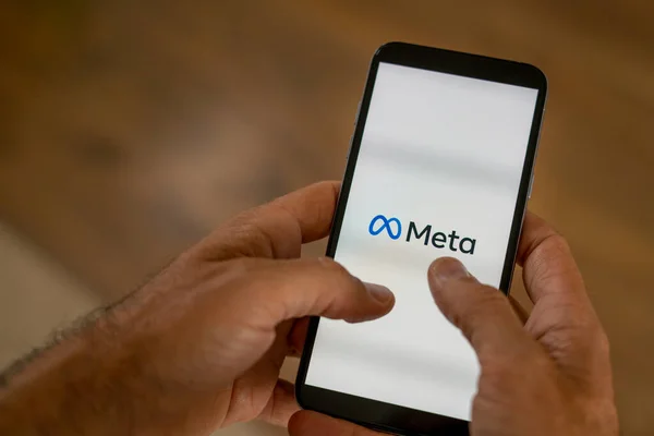 Kaliforniya, Birleşik Devletler. 28 Ekim 2021: Meta, Facebook marka yenileme kavramı. Meta logosu. Metastaza geçiş ve değişim