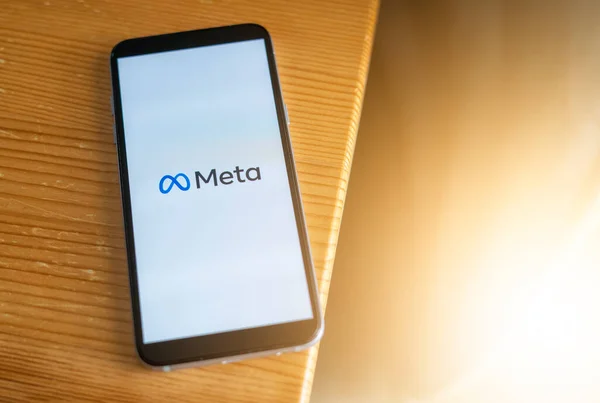 Kaliforniya, Birleşik Devletler. 28 Ekim 2021: Meta, Facebook marka yenileme kavramı. Meta logosu. Metastaza geçiş ve değişim