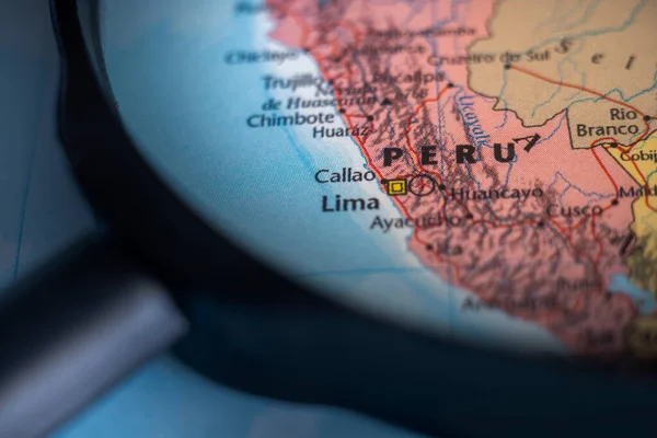 秘鲁在世界地图上通过放大镜 秘鲁旅行目的地规划 — 图库照片