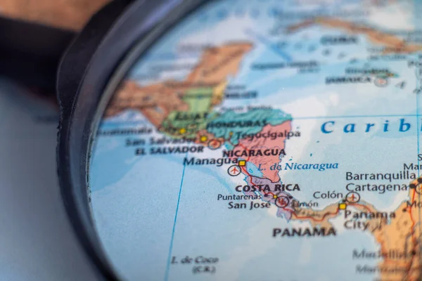 通过放大镜在世界地图上显示哥斯达黎加 哥斯达黎加旅行目的地规划 — 图库照片