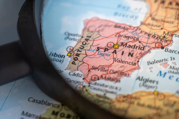 在葡萄牙和西班牙 伊比利亚半岛通过放大镜成为世界地图 葡萄牙和西班牙旅行目的地规划 — 图库照片