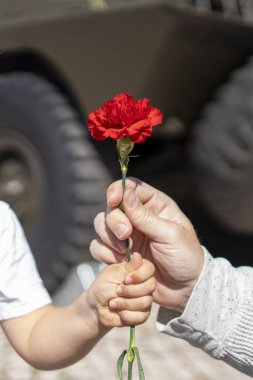 25 Nisan, 50 yılın kutlaması, Portekiz özgürlük günü. 1974 Karanfil Devrimi. Ordu tankı ve kırmızı karanfil