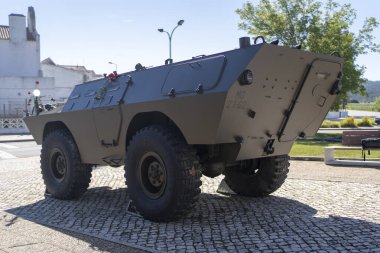 25 Nisan, 50 yılın kutlaması, Portekiz özgürlük günü. 1974 Karanfil Devrimi. Ordu tankı ve kırmızı karanfil