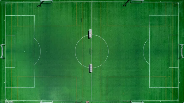 Futbol sahası. Futbol sahası çizgisinden yukarıdan görüntüle