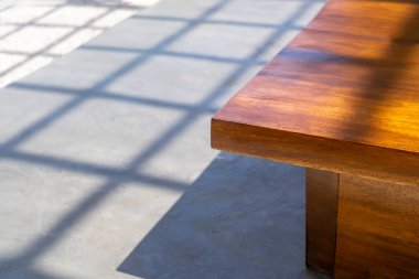 Ahşap masa köşesi ve beton zemini olan dış alan dışında lüks.