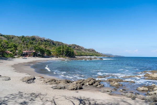 Güzel sahil, Playa Montezuma, Kosta Rika 'daki Nicoya Yarımadası.