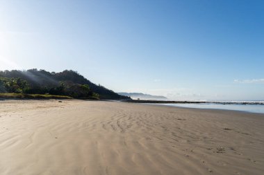 Santa Tersa, Kosta Rika 'daki Playa Hermosa' da sabah güneşinde güzel boş bir sahil..