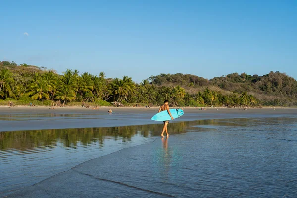 Surfer Walking Beach Beautiful Playa Hermosa Santa Tersa Costa Rica — Foto Stock