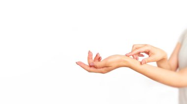 Kadın elleri ellerinin cildine krem sürerler. Beyaz arka planda izole edin. Sınır dışı edilme. El bakımı ve bakım konsepti. Deri hijyeni..