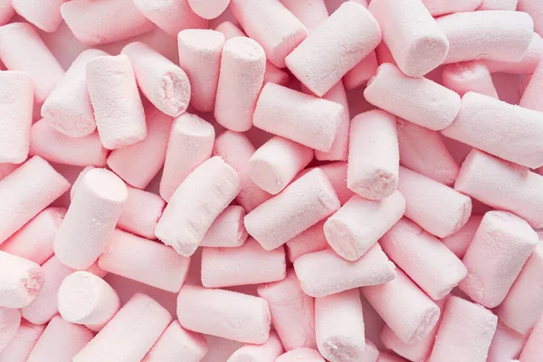 Muitos Marshmallows Cor Rosa Estão Espalhados Pela Superfície Fecha Foco — Fotografia de Stock