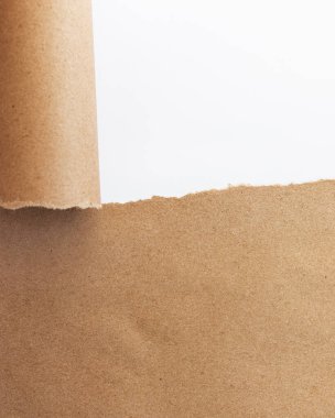 Beyaz arka planda yırtık bir ambalaj kağıdı şeridi. Mesajın için yer aç. Boşluğu kopyala. Kağıt arkaplan. Yırtık kağıt. Karton ve kraft kağıdının dokusu. Beyaz arka plan. yatay olarak yırtılmış.