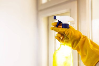 Gri arka planda şeker kutusuyla mavi renkte tıbbi şurup. Seçici odaklanma. İçinde ilaç şişesi olan bir çocuk için mavi sıvı ilaç bulunan ağız şırıngası masa arkasında duruyor. Çocukların dozaj formları. 