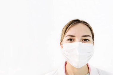 Gri arka planda şeker kutusuyla mavi renkte tıbbi şurup. Seçici odaklanma. İçinde ilaç şişesi olan bir çocuk için mavi sıvı ilaç bulunan ağız şırıngası masa arkasında duruyor. Çocukların dozaj formları. 