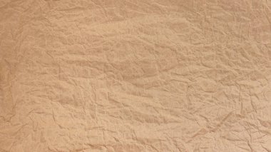 Gri arka planda şeker kutusuyla mavi renkte tıbbi şurup. Seçici odaklanma. İçinde ilaç şişesi olan bir çocuk için mavi sıvı ilaç bulunan ağız şırıngası masa arkasında duruyor. Çocukların dozaj formları. 