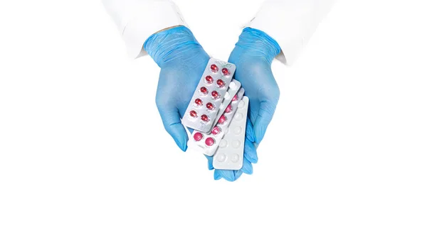 Händerna Blå Medicinska Handskar Håller Läkemedel Isolerade Vit Bakgrund Närbild — Stockfoto