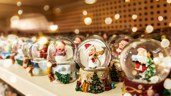 Una Bola Vidrio Navidad Con Muñeco Nieve Encuentra Entre Otras — Foto de Stock