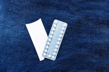 Doğum kontrol hapları ve kot pantolon geçmişi. Aile planlaması. Seçici odaklanma. Uzayı kopyala. Bir paket doğum kontrol hapı. Aile planlaması. İstenmeyen hamileliğin önlenmesi. Ergenler için cinsellik eğitimi. Kadın doğum kontrol hapları..
