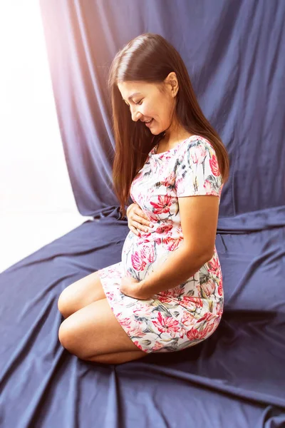 Jonge Zwangere Aziatische Vrouw Streelde Haar Buik Glimlach Wachtend Geboorte — Stockfoto