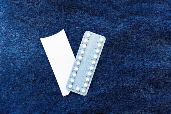 Doğum kontrol hapları ve kot pantolon geçmişi. Aile planlaması. Seçici odaklanma. Uzayı kopyala. Bir paket doğum kontrol hapı. Aile planlaması. İstenmeyen hamileliğin önlenmesi. Ergenler için cinsellik eğitimi. Kadın doğum kontrol hapları..