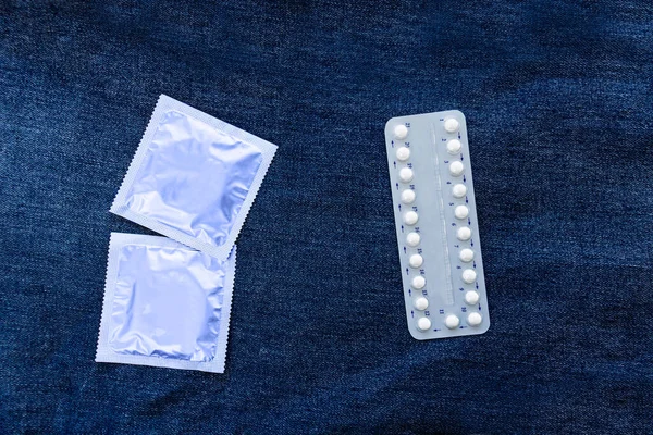 Piller Och Kondomer Denim Bakgrund Familjeplanering Selektivt Fokus Kopiera Utrymme — Stockfoto