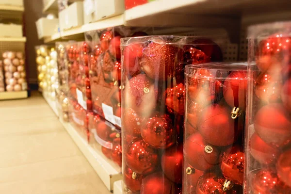 Navidad Bolas Rojas Juguetes Pie Cajas Transparentes Estante Tienda Compras — Foto de Stock