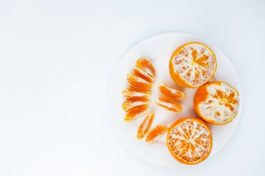 Beyaz arka planda parlak ve sulu mandalinalar. Seçici odaklanma. Taze meyve, yeni yılın kokusu.,