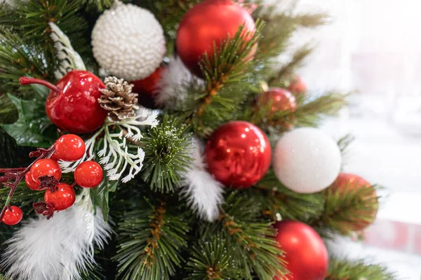 Árbol Navidad Decorado Con Bolas Rojas Blancas Junto Ventana — Foto de Stock