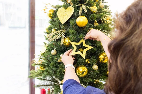 Las Manos Femeninas Adornan Árbol Navidad Con Adornos Dorados Navideños — Foto de Stock