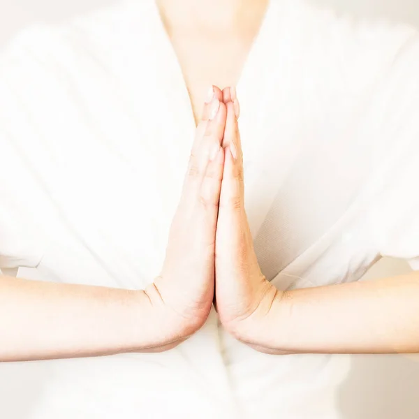 Akıl sağlığı, pozitif aura, yoga pratiğinde el ele tutuşan kadın namaste mudra hareketi. Yakın plan. Yoga pratiği. Merhaba Hindistan ve Nepal 'de.