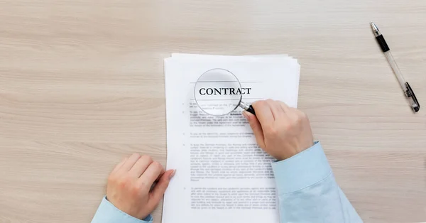 Contractstudie Zaken Marketing Vrouwenhanden Houden Een Vergrootglas Vast Bestuderen Het — Stockfoto