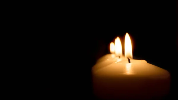 Kerzen Der Nacht Auf Dunklem Hintergrund Licht Und Wärme Von — Stockfoto