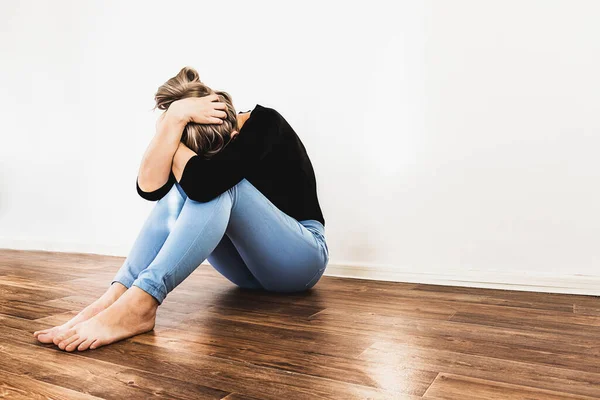 Gri duvarın yanındaki üzgün kadın, depresyon ve yalnızlık kavramı, seçici odaklanma ve ton. Aile içi şiddet kavramını durdur. Kadınlara karşı şiddet. Şiddet kullanmayı bırak. Kadınlara yönelik şiddeti durdurun.