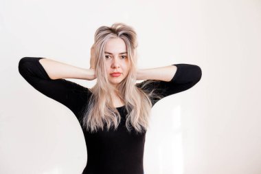 Bilgi sesi. Bilgi savaşı. El işareti, hiçbir şey duymuyorum. Kötülükten ayrıl. Bir kadın ellerini yüzüne sürmeden kulaklarını kapatır. Kendini gürültüden ve görünmez bilgiden korur..