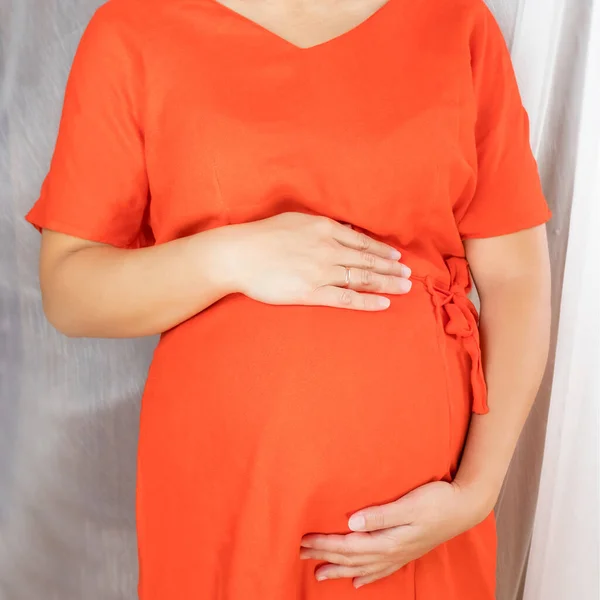 Gelukkig Zwangerschapsconcept Zwangere Vrouw Rode Jurk Houden Haar Handen Haar — Stockfoto