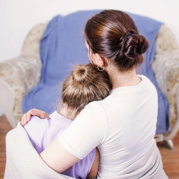 Mom Hugs Her Daughter Wrapped Blanket Mom Daughter Foto Stock