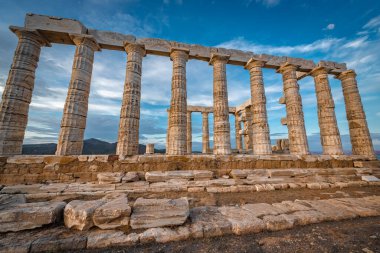 Poseidon antik tapınağının eteğindeki Cape Sounion 'da akşam.