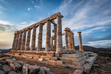 Poseidon antik tapınağının eteğindeki Cape Sounion 'da akşam.
