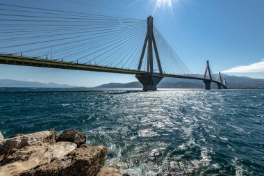 Korint Körfezi kıyılarını birbirine bağlayan Mora Yarımadası 'ndaki Patras şehrinde bulunan ünlü kablolu köprü..