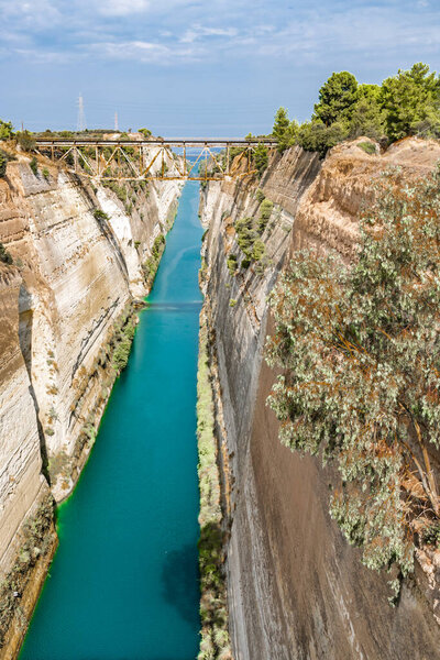 Утреннее солнце отражается в голубых водах Коринфского канала, обрамленных высокими и крутыми стенами.