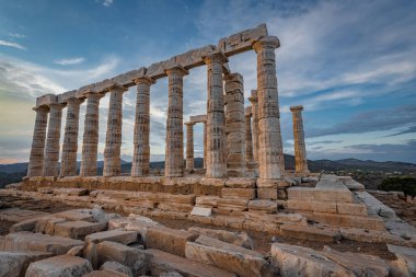 Poseidon antik tapınağının eteğindeki Cape Sounion 'da akşam.