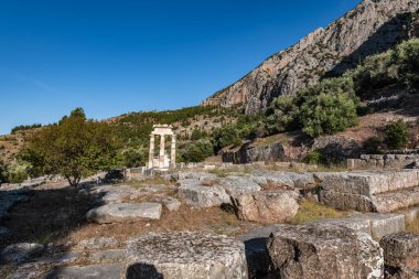 Sabahın erken saatlerinde Delphi şehrinde antik tapınağın kalıntılarının dibinde Tanrıça Athena 'ya.