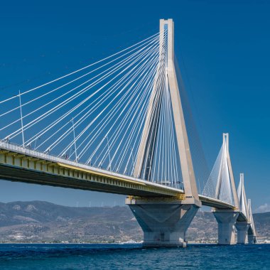 Korint Körfezi kıyılarını birbirine bağlayan Mora Yarımadası 'ndaki Patras şehrinde bulunan ünlü kablolu köprü..