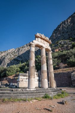 Sabahın erken saatlerinde Delphi şehrinde antik tapınağın kalıntılarının dibinde Tanrıça Athena 'ya.